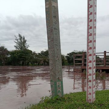 Rio Araranguá sobe após mais de 100 mm de chuva e Defesa Civil fecha comporta no bairro Barranca