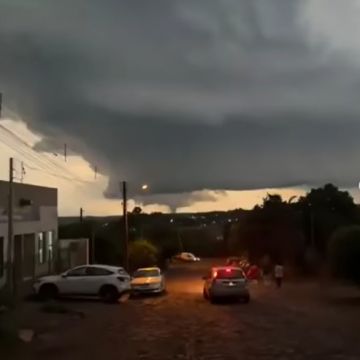 Tornado atinge três cidades e deixa feridos no interior gaúcho