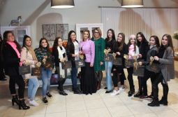 Em seu 14º encontro, Debutantes foram recepcionadas pela Óptica Cláudia em Turvo