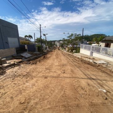 Obras de pavimentação e saneamento avançam em Araranguá