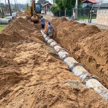 Obras de pavimentação e saneamento avançam em Araranguá