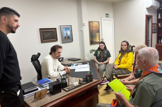 Escoteiros entregam moção ao prefeito