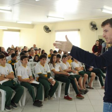 Agosto Laranja: palestra alerta estudantes para prevenção