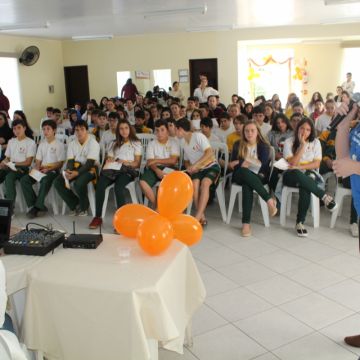 Agosto Laranja: palestra alerta estudantes para prevenção