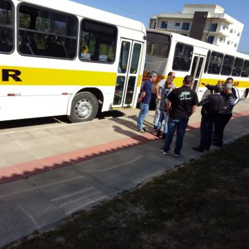 Ônibus complementam frota escolar