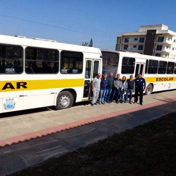 Ônibus complementam frota escolar
