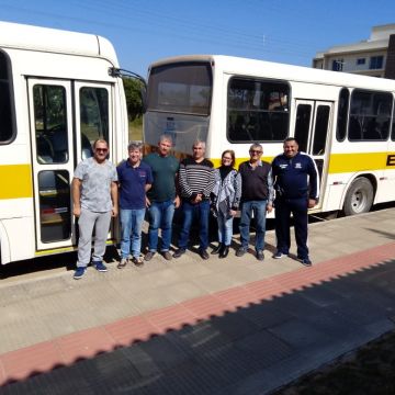 Ônibus complementam frota escolar