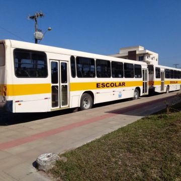 Ônibus complementam frota escolar