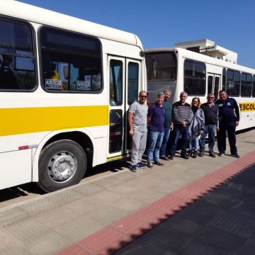 Ônibus complementam frota escolar