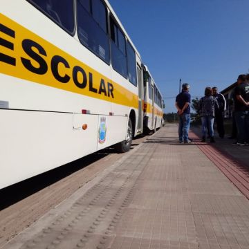 Ônibus complementam frota escolar