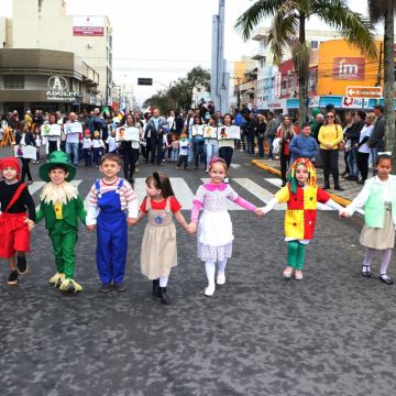 Mais de 4.500 pessoas desfilaram em Araranguá