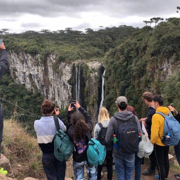  Emoção marca despedida de visitantes italianos