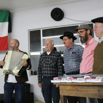  Emoção marca despedida de visitantes italianos