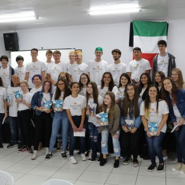 Emoção marca despedida de visitantes italianos