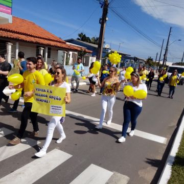 Profissionais da saúde fazem passeata pela vida em Balneário Gaivota