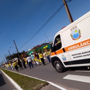Profissionais da saúde fazem passeata pela vida em Balneário Gaivota