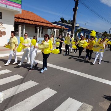 Profissionais da saúde fazem passeata pela vida em Balneário Gaivota