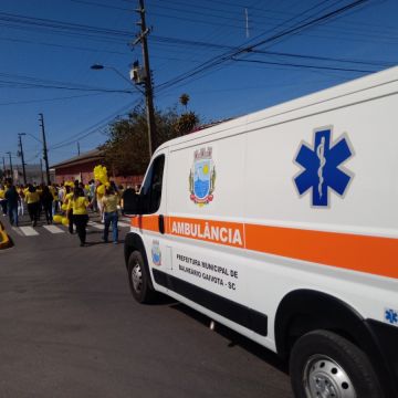Profissionais da saúde fazem passeata pela vida em Balneário Gaivota