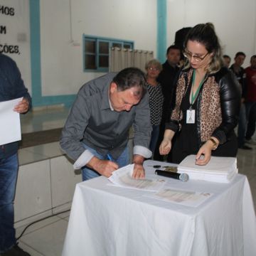Emoção marca entrega de ordem de serviço no Encruzo do Barro Vermelho