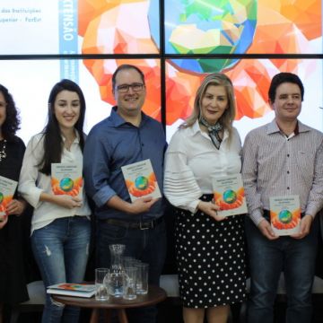 Professores da Unesc lançam livro com teoria e experiências envolvendo a extensão 