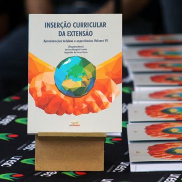 Professores da Unesc lançam livro com teoria e experiências envolvendo a extensão 