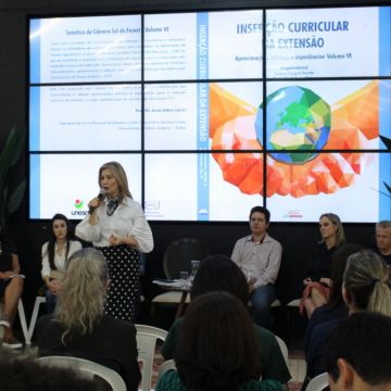 Professores da Unesc lançam livro com teoria e experiências envolvendo a extensão 