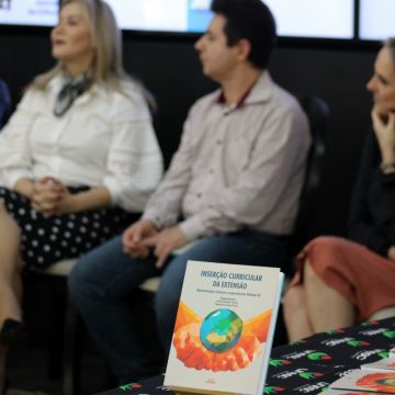 Professores da Unesc lançam livro com teoria e experiências envolvendo a extensão 