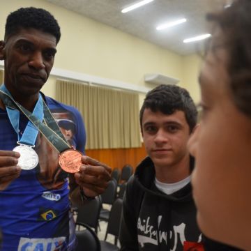 Bairro da Juventude recebe ex-atleta olímpico André Domingos