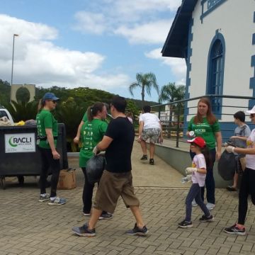 Primeira caminhada ecológica recolhe meia tonelada de resíduos 