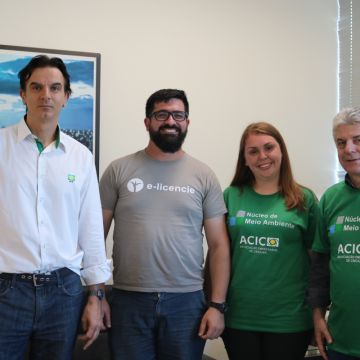 Primeira caminhada ecológica recolhe meia tonelada de resíduos 