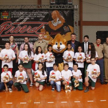Mais de 390 alunos participam da formatura do Proerd em Forquilhinha