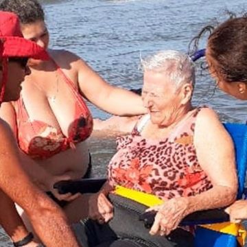 Projeto Praia Acessível: Praias da região da AMESC contam com cadeira anfíbia 