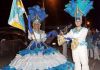 Desfile da Escola Unidos do Arroio e blocos reúne multidão 