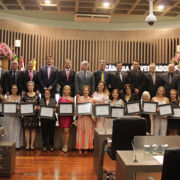 Vereadores homenageiam mulheres e sua representatividade