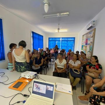 CRAS realiza palestra Mulheres de Fibra