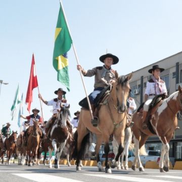 Tradicional Cavalgada abre XVII edição do Rodeio do Caverá 
