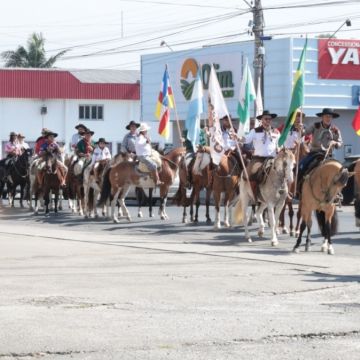Tradicional Cavalgada abre XVII edição do Rodeio do Caverá 