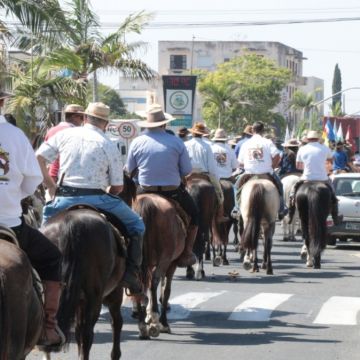 Tradicional Cavalgada abre XVII edição do Rodeio do Caverá 