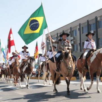 Tradicional Cavalgada abre XVII edição do Rodeio do Caverá 