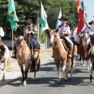 Tradicional Cavalgada abre XVII edição do Rodeio do Caverá 