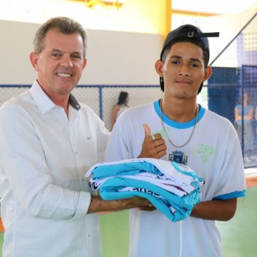 Alunos da rede municipal de Nova Veneza recebem uniforme escolar
