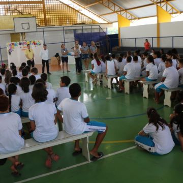 Alunos da rede municipal de Nova Veneza recebem uniforme escolar