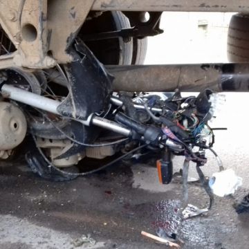 Motociclista fica gravemente ferido após colisão com caminhão