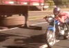 Acidente após motociclista deitar em cima da motocicleta em movimento