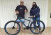 Contato Internet presenteia cliente com bicicleta 