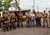 Governo de Forquilhinha entrega equipamentos para cavalaria da Polícia Militar