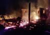 Casa e garagem são tomadas pelas chamas 