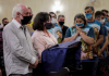 Família unida para confeccionar o manto de Nossa Senhora